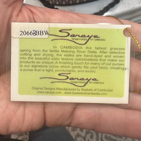 SARAYE Tatami Baskets of Cambodia Woven Grass Purse - Picture 8 of 9